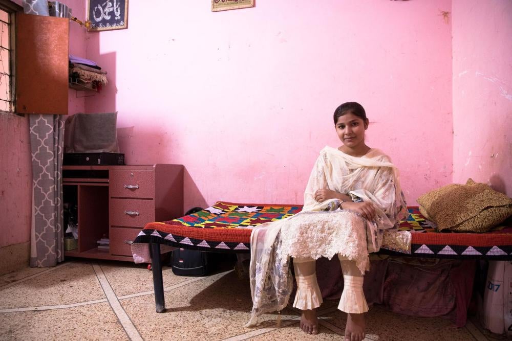 Bushra, élève de dixième année au lycée public de filles de Behar Colony, photographiée dans sa chambre, au domicile familial. Si dans son lycée, Bushra a accès à un enseignement de bonne qualité, de nombreux parents et élèves évoquent de graves motifs d’