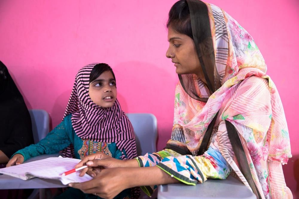 Laiba, huit ans, avec Shazia, la fondatrice de l’école de Lyari. L’école de Lyari est une école gratuite offrant des cours à des enfants du quartier qui sans cela n’auraient accès à aucun enseignement. Des activistes et des groupes communautaires ont créé