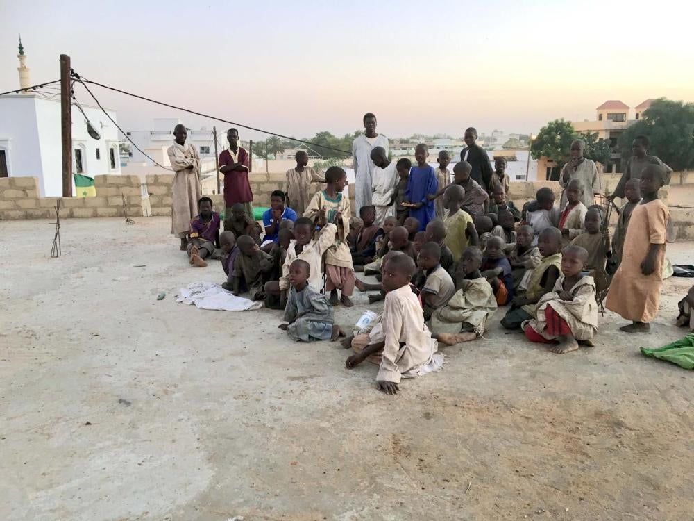 Un groupe d’enfants talibés sur le toit-terrasse d’un daara à Touba, au Sénégal, qui hébergeait plus d’une centaine de talibés dans un grand bâtiment sans meubles ni revêtements aux sols. 