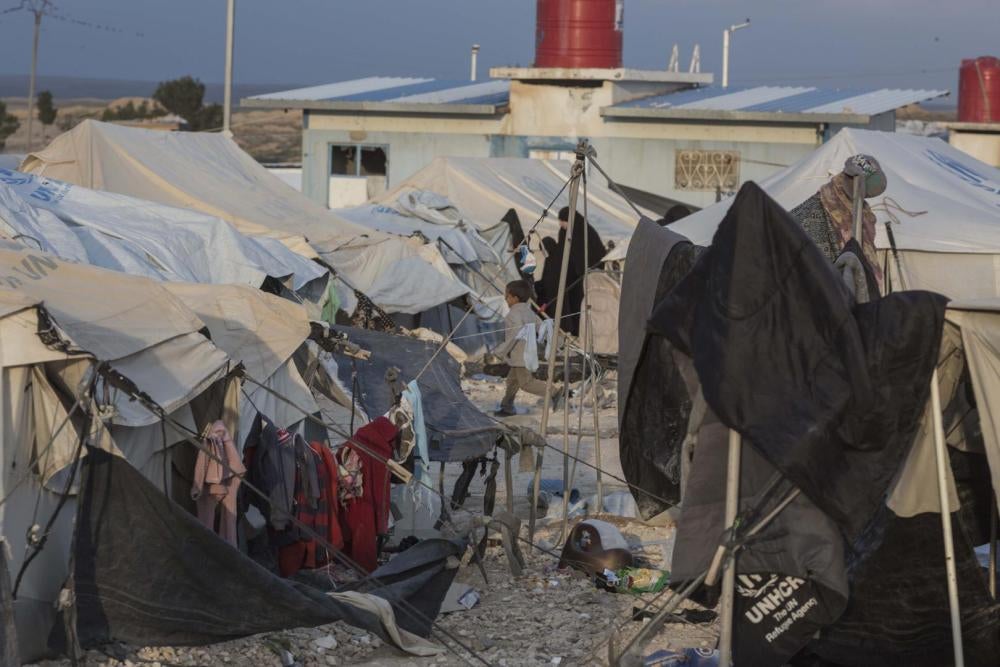Условия пребывания в лагере ‘Аль-Холь’ просто ужасны, особенно в спецзоне. Сотрудники Human Rights Watch обнаружили канализационные стоки, затекающие в порванные палатки, и истощенных детей, роющихся в мусоре или безразлично лежащих на полу в палатке. 