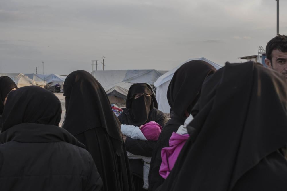 Мать держит на руках своего ребенка в спецзоне лагеря ‘Аль-Холь’. Некоторые женщины рожают прямо в своих палатках без помощи врача или акушерки. 