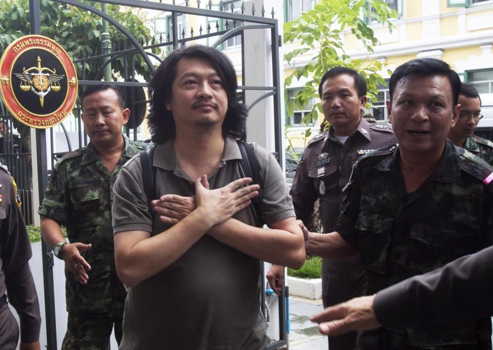 Sombat Boongamanong chegando ao tribunal militar em Bangcoc, na Tailândia, no dia 12 de junho de 2014.