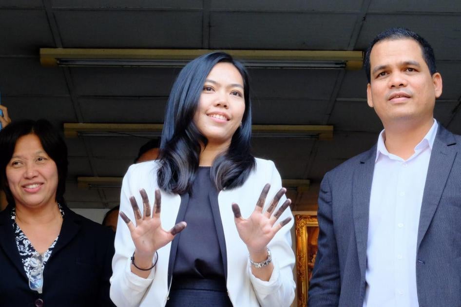 Sirikan Charoensiri, une avocate ayant cofondé l’association Thai Lawyers for Human Rights (TLHR), montre les taches d’encre sur ses doigts, après avoir dû fournir ses empreintes digitales à un commissariat de police de Bangkok le 27 septembre 2016. Elle 