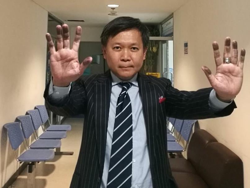 Le journaliste thaïlandais Pravit Rojanaphruk, visé par des accusations de sédition et de crime informatique après avoir publié sur Facebook des commentaires critiques à l’égard de la junte militaire.