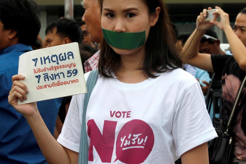 L’activiste thaïlandaise Nuttaa Mahattana porte un tee-shirt avec le message « Votez non » lors d’un rassemblement tenu à Bangkok, le 15 juin 2016, avant le référendum national du 7 août 2016 au sujet de la constitution soutenue par la junte militaire. Pl