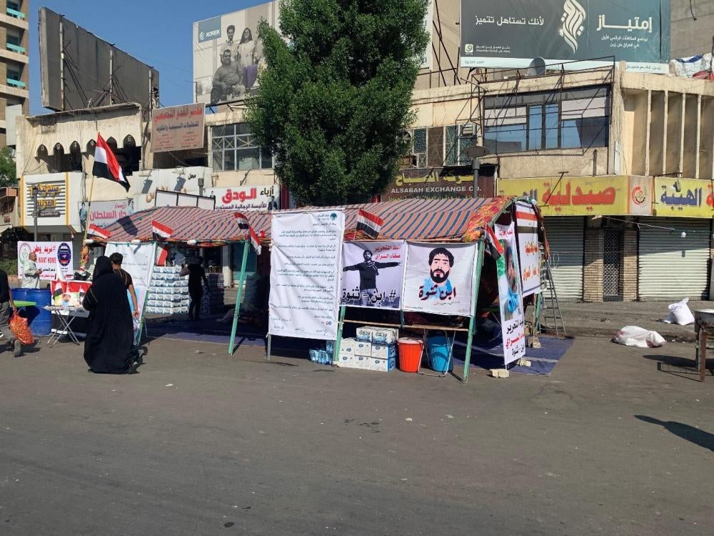 خيمة قرب ساحة التحرير تحيي ذكرى المتظاهرين الذين قُتلوا على أيدي قوات الأمن منذ اكتسحت المظاهرات بغداد وأجزاء أخرى من البلاد في أكتوبر/تشرين الأول 2019. 