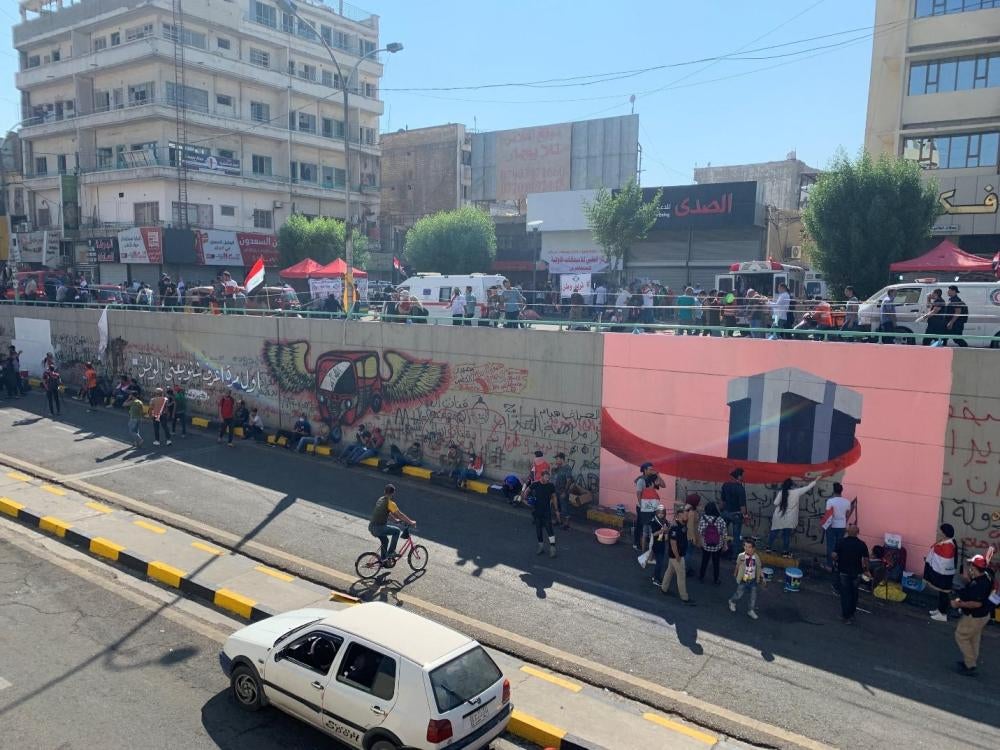 الكتابة على الجدران مستمرة بالقرب من ساحة التحرير احتفاءا بسيارات التوك توك التي تنقل المتظاهرين المصابين إلى خارج الساحة.