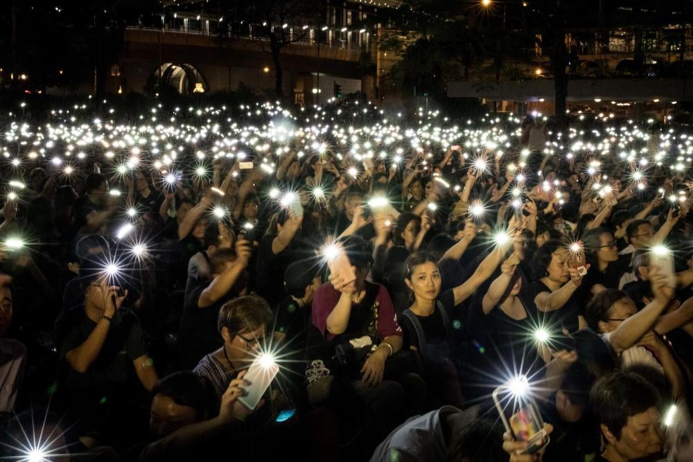 Une manifestation pro-démocratie nocturne tenue à Hong Kong, le 5 juin 2019.