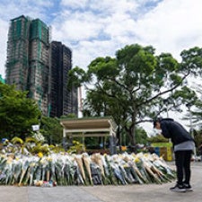 Figure views memorial. 