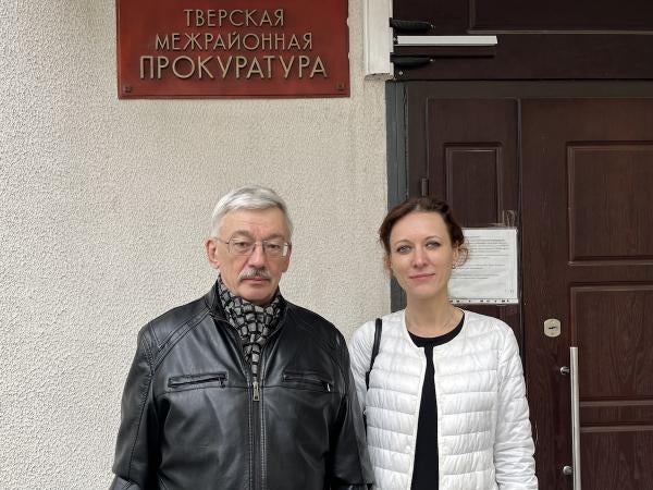 Oleg Orlov and his lawyer, Katerina Tertukhina, at the prosecutor’s office in Moscow when they received his indictment. © 2023 Memorial 