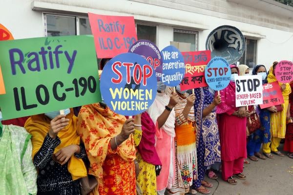 Des ouvrières du textile bangladaises manifestaient à Dhaka contre la violence et le harcèlement sexuel dans le cadre du travail, le 11 novembre 2021.