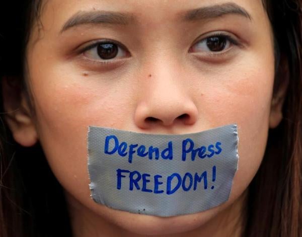A member of the College Editors Guild of the Philippines protests outside the presidential palace in Metro Manila, Philippines, January 17, 2018.