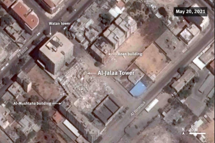 Image satellite enregistrée à Gaza, montrant le site de la Tour al-Jalaa le 20 mai 2021, cinq jours après la frappe aérienne israélienne du 15 mai qui a causé l’effondrement de cet immeuble.  Cette frappe a également endommagé les façades de trois immeubles voisins (les bâtiments Anan, al-Musthtaha et Watan).