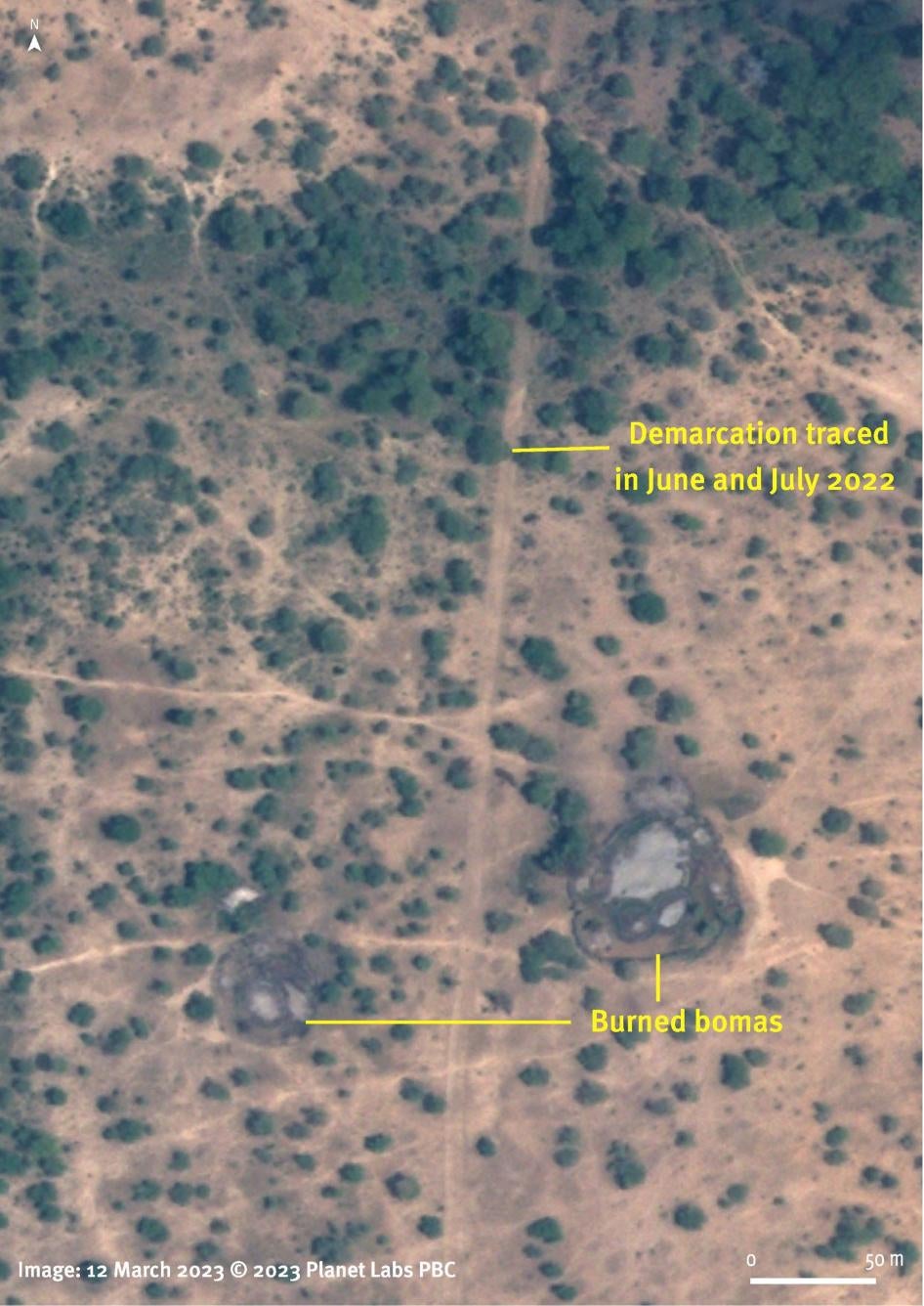 Después: La comparación de imágenes de satélite entre el 17 de febrero de 2020 y el 12 de marzo de 2023 muestra la nueva línea de demarcación física en el distrito de Arash, región de Arusha, Tanzania. Las granjas y los cercados de animales cercanos a la línea de demarcación están destruidos y muestran signos de incendio.