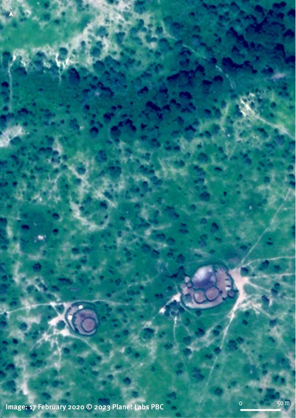 Anterior: La comparación de imágenes por satélite entre el 17 de febrero de 2020 y el 12 de marzo de 2023 muestra la nueva demarcación física en el distrito de Arash, región de Arusha, Tanzania. Las granjas y los cercados de animales cercanos a la línea de demarcación están destruidos y muestran signos de incendio. 