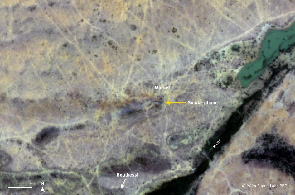 Imagen de satélite tomada el 18 de noviembre de 2023 a las 9:49 a.m. hora local muestra columnas de humo emanando de un mercado cerca del pueblo de Boulkessi en la región de Mopti en Mali.  