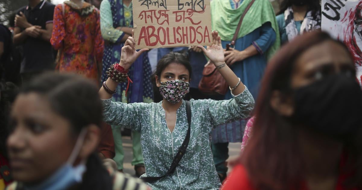 Protest in Bangladesh turns violent; hundreds of students and dozens of  journalists attacked - Times of India