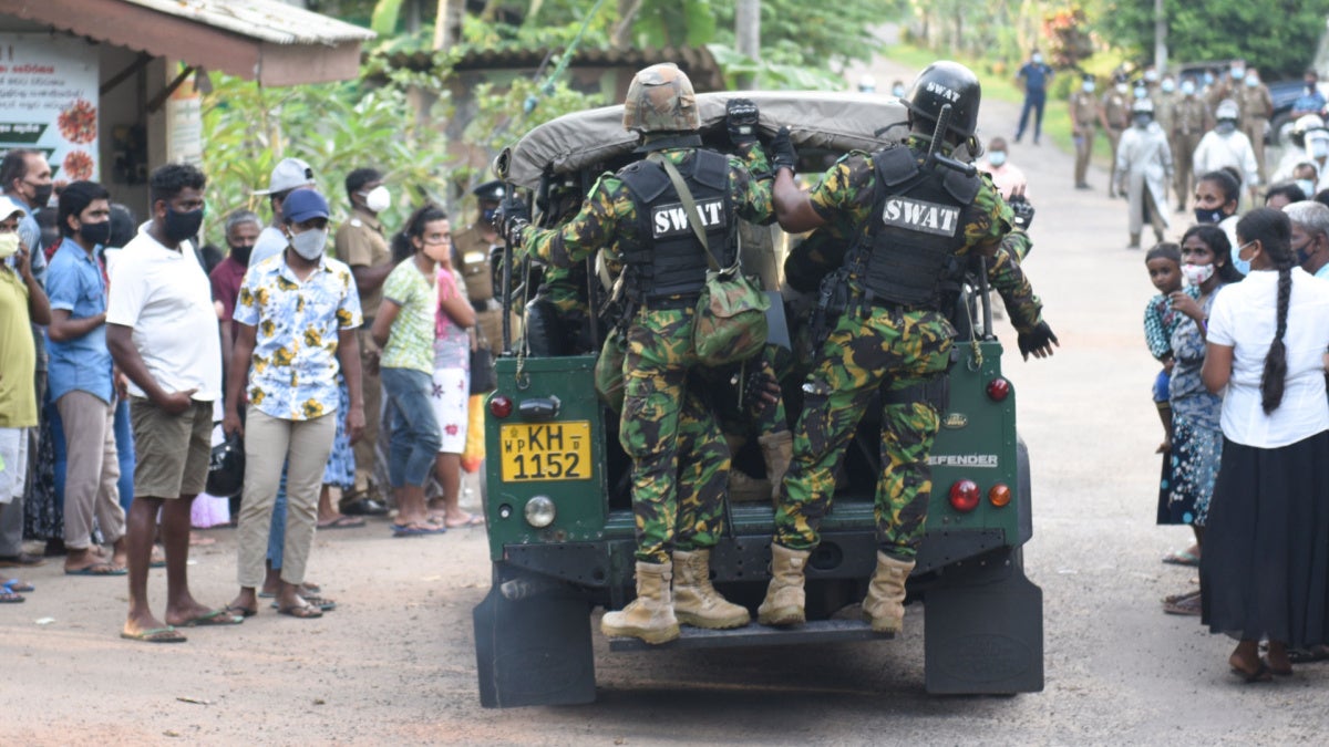 202112asia_srilanka_police.jpg