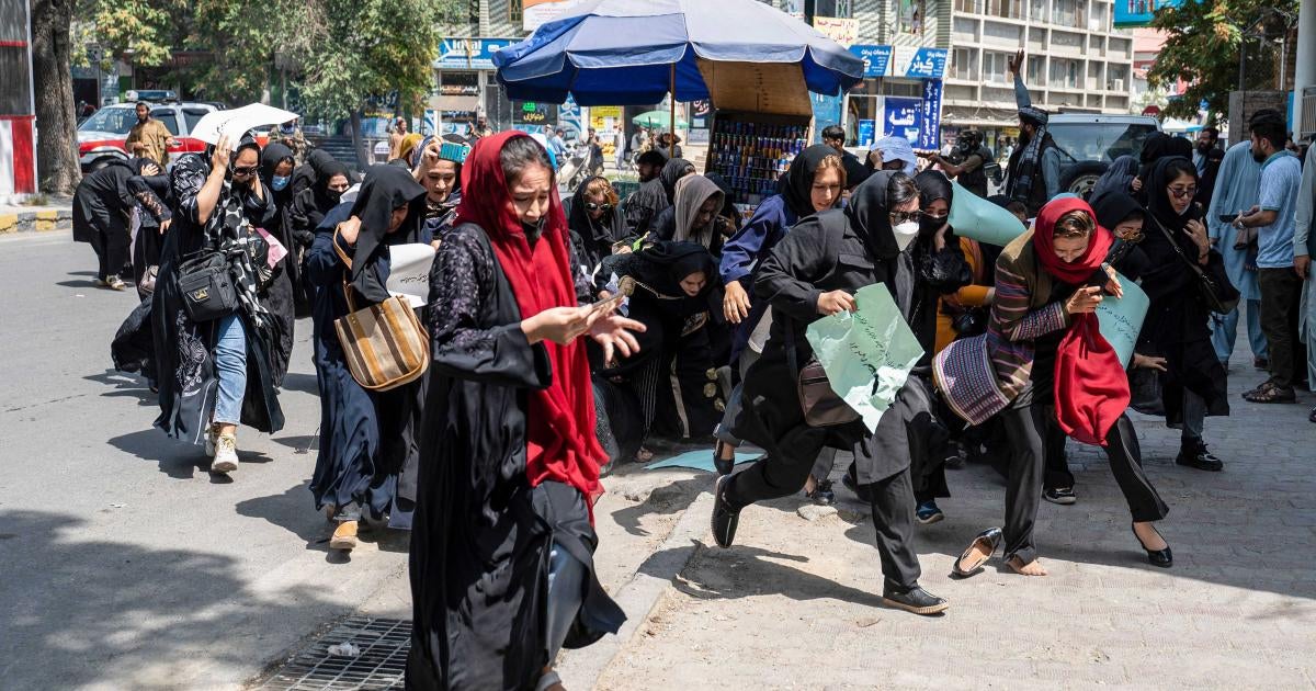 Afganistán: Las mujeres que protestan detallan los abusos de los talibanes