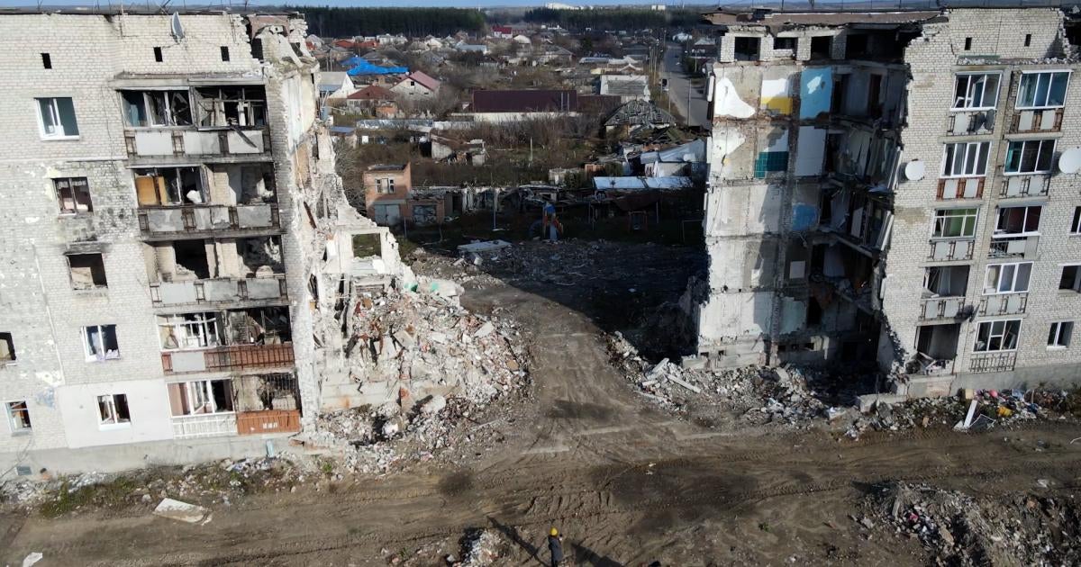 Ukraine : Les victimes d’une frappe contre un immeuble d’Izioum méritent la justice