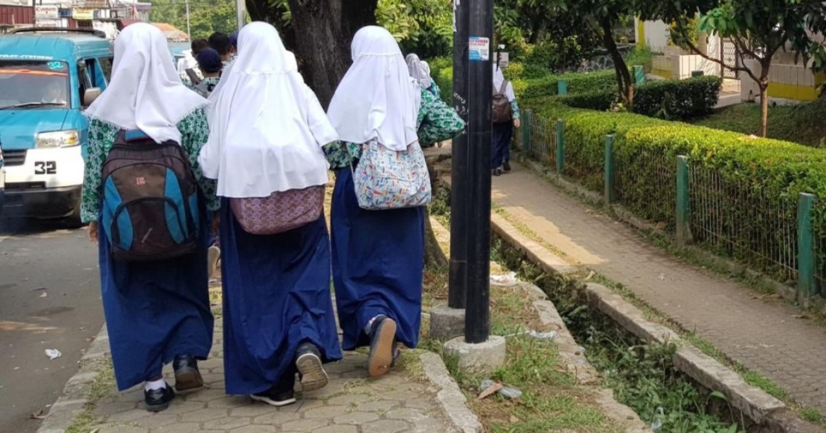 Home Tutor Forced Sex With Teen Porn - Forced from Home for Protesting Indonesia's Mandatory Hijab Rules | Human  Rights Watch