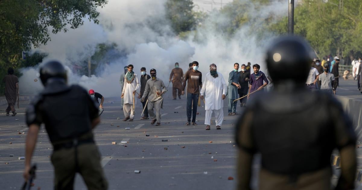 Pakistan: Excessive force against Khan’s violent protests