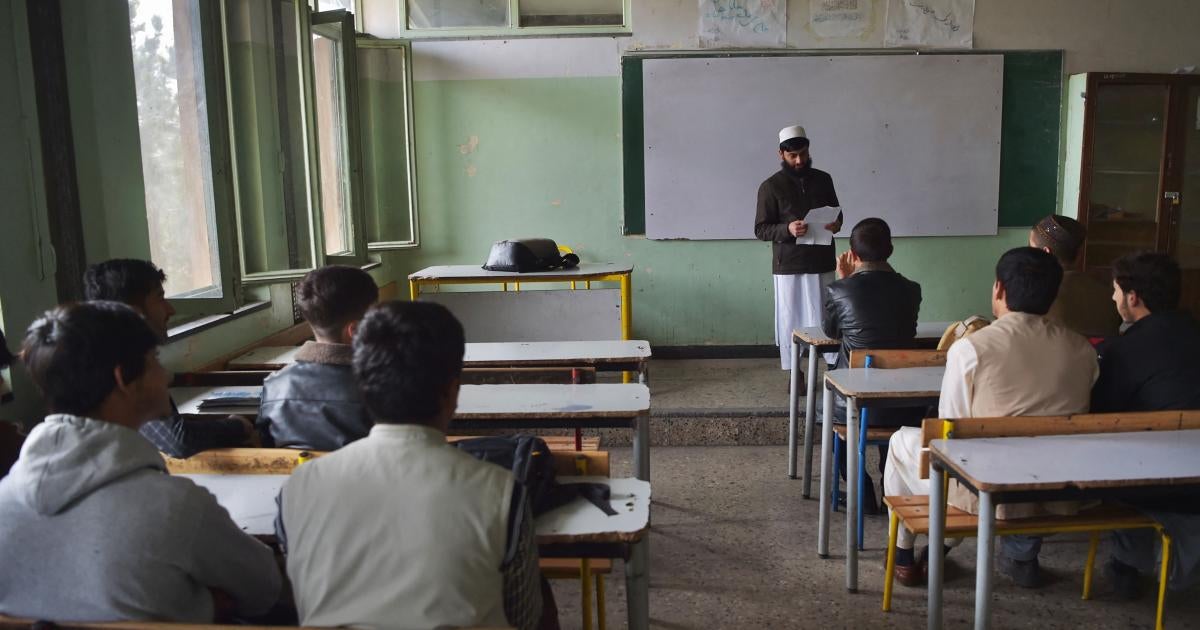 Afganistán: las escuelas talibanes también abandonan a los niños