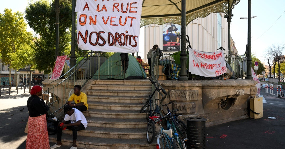 Francia: Niños migrantes duermen en la calle en Marsella