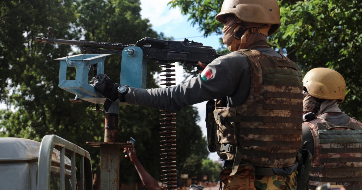 Burkina Faso : Une vidéo montre des soldats éventrant un corps