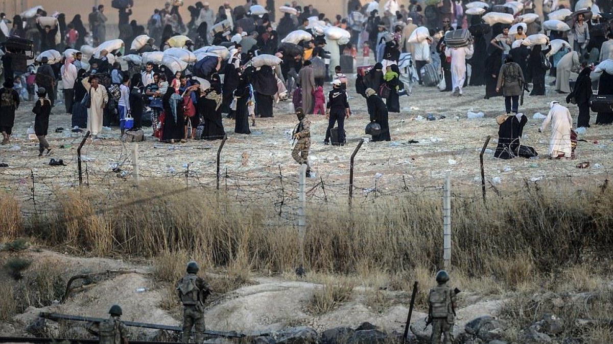 Dispatches: ISIS Advance Traps 165,000 Syrians at Closed Turkish