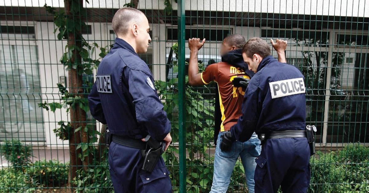 A Paris, la police interdit de rire - c'est vrai !
