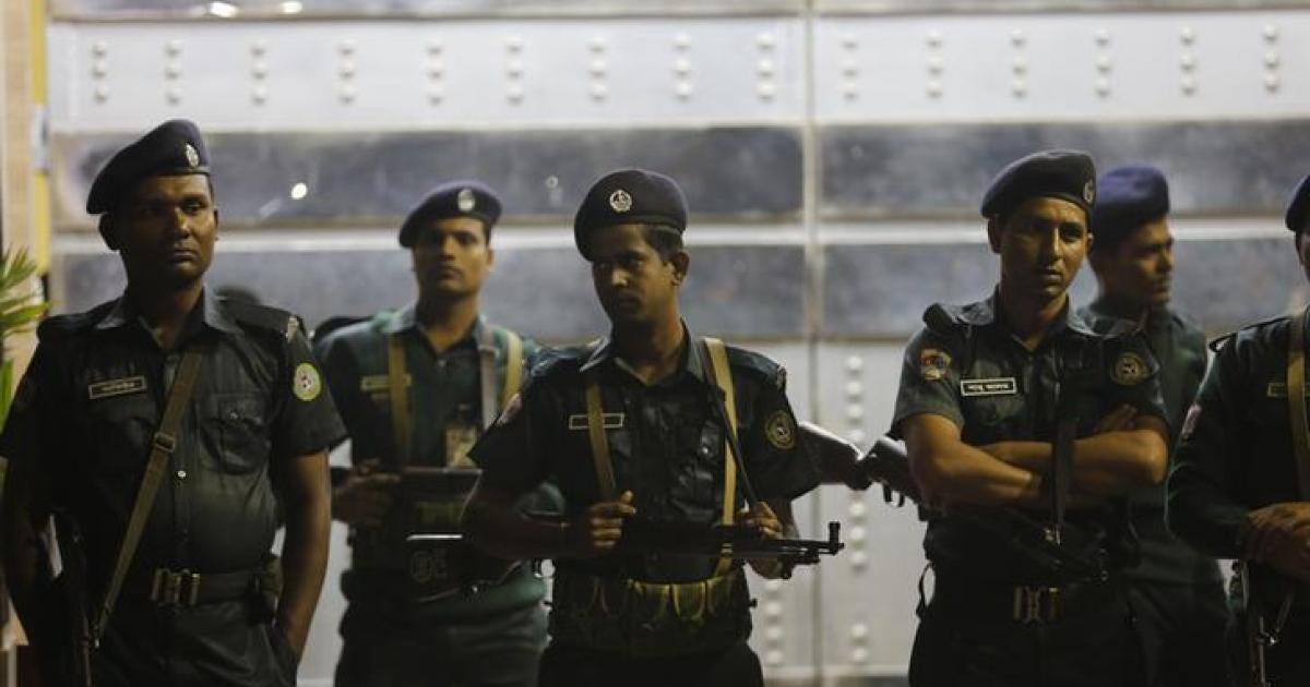 Quyoshli Leonening erotik videosida oshxonada mushukni onanizmi tasvirlangan.