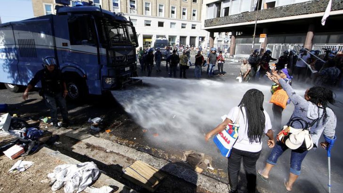 Italy: Police Beat Refugees During Eviction | Human Rights Watch