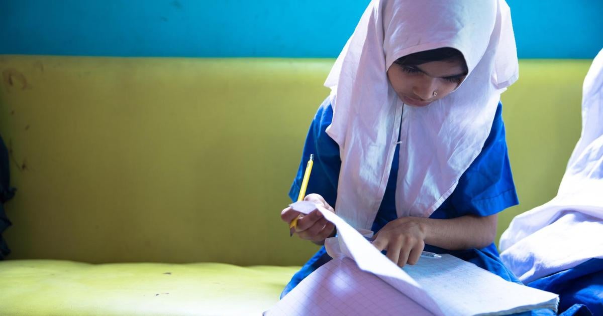 Xxx Arbi School Gerl Sex - Shall I Feed My Daughter, or Educate Her?â€: Barriers to Girls' Education in  Pakistan | HRW