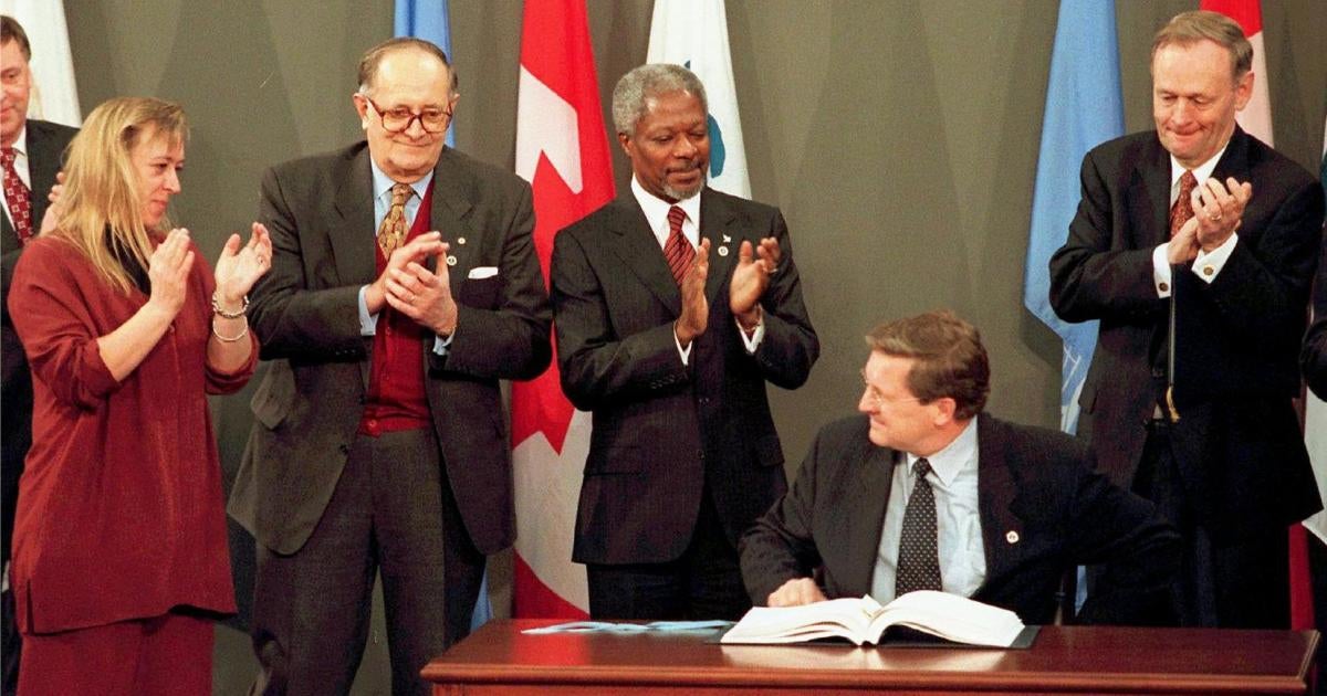 Toward a LandmineFree World Human Rights Watch