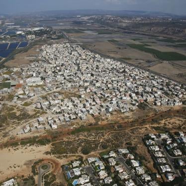 Jisr al-Zarqa est une petite ville habitée principalement par des citoyens palestiniens d'Israël. Située au bord de la Méditerranée, entre la ville de Césarée, à prédominance juive (au sud), et le kibboutz Ma’agan Michael (au nord), ses possibilités de croissance sont extrêmement limitées.