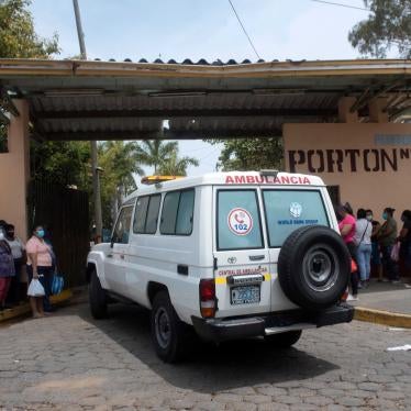 Una ambulancia entra en el hospital Alemán-Nicaragüense, donde se tratan a personas infectadas con Covid-19, mientras los familiares de los pacientes aguardan en filas, Managua, Nicaragua, 1 de junio de 2020.