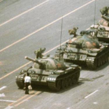 Un homme non armé face aux chars de l'Armée chinoise sur la Place Tiananmen, le 4 juin 1989.