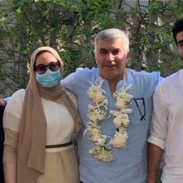 L’activiste bahreïnien Nabeel Rajab avec des membres de sa famille, peu après sa libération de prison, le 9 juin 2020.