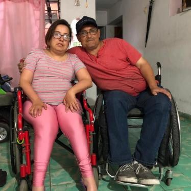 Reyna (izquierda) y César, ambos con discapacidad física, dijeron haber sobrevivido violencia por parte de sus familiares. Viven juntos en Monterrey, Nuevo León. 