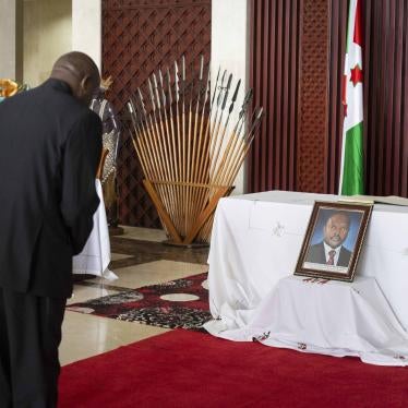 Burundi’s new president, Évariste Ndayishimiye, and his wife Angeline Ndayubaha pay their respects in front of a photograph of the late President Pierre Nkurunziza, at the presidential palace in Bujumbura, Burundi, on June 13, 2020.