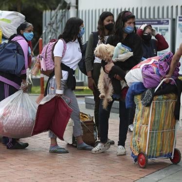 Migrantes venezolanos esperan un autobús en Bogotá, Colombia, para viajar a la frontera con Venezuela durante la pandemia de Covid-19, el 2 de julio de 2020.