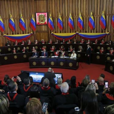 Nicolás Maduro, sentado segundo en la mesa desde la derecha, habla con el presidente del Tribunal Supremo de Justicia, Maikel Moreno, en el TSJ antes de su discurso anual en Caracas, Venezuela, el 31 de enero de 2020.