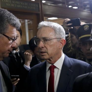 El expresidente de Colombia Álvaro Uribe llega a la Corte Suprema para ser indagado sobre su presunta participación en un caso de manipulación de testigos, en Bogotá, Colombia, el martes 8 de Octubre de 2019.