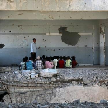 Children attending class on the first day of school, which was damaged by an airstrike during fighting between Saudi-led coalition-backed government forces and Houthi forces, Taizz, Yemen, September 3, 2019. © 2019 Ahmad al-Basha/AFP/Getty Images
