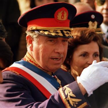 El General Augusto Pinochet, quien entre 1973 y 1990 lideró un gobierno militar en Chile responsable de incontables violaciones a los derechos humanos, en 1975.