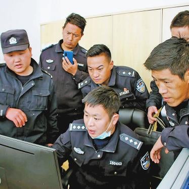 People’s Police at the new Fengqiao-style police post in Chushul County, Lhasa Municipality, Tibet Autonomous Region, discussing their work.