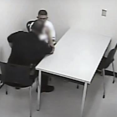 una imagen de una imagen de un oficial de policía interrogando a un joven, menor de edad, utilizando técnicas que finalmente presionaron al joven para que confesara un crimen que no cometió.