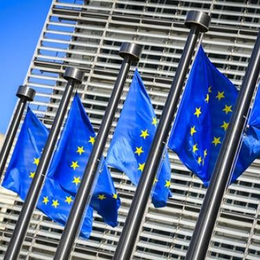 Flaggen der Europäischen Union flattern vor dem Hauptsitz der EU Kommission in Brüssel, Belgien, 5. August 2020.  