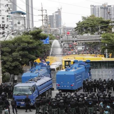 Police use water cannons to disperse democracy demonstrators near the parliament in Bangkok, November 17, 2020. © 2020 AP Photo/Sakchai Lalit